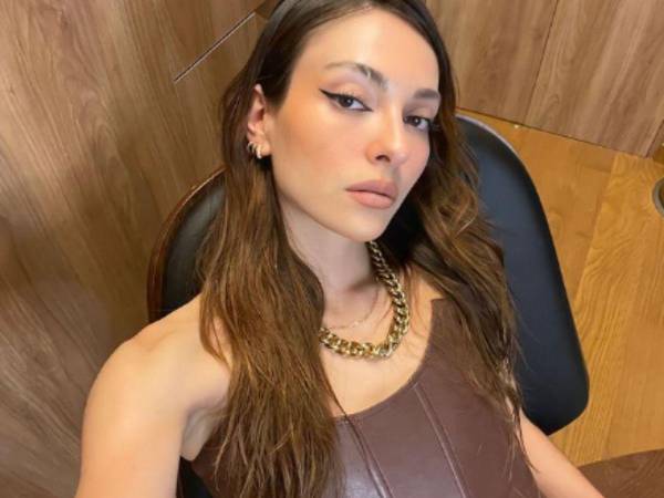 Anna Sarelly es una popular influencer y youtuber mexicana. Recientemente se volvió tendencia en las redes sociales al contar su historia de desamor en un podcast; ahí confesó cómo buscó procesos para volverse transexual, ingresar a Tailandia y pedirle a su ex que regresara con ella.