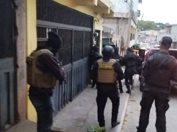 Agentes de la Dipampco listos para allanar una vivienda en la colonia Kennedy.