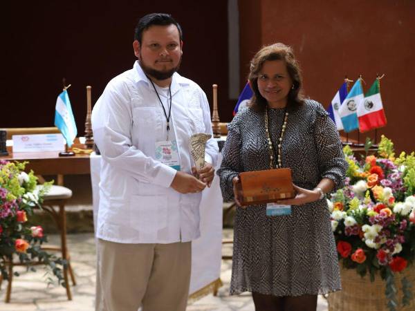 El representante del Ministerio de Turismo y Relaciones de la Diáspora de Belice, Abil Castañeda, y la ministra del Instituto Hondureño del Turismo (IHT), Yadira Gómez, en el acto de traspaso de la presidencia pro tempore de la Organización Mundo Maya, que ahora Belice ostentará durante dos años.