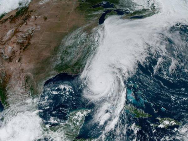 Fotografía satelital del 26 de septiembre de 2024, cedida por la Oficina Nacional de Administración Oceánica y Atmosférica (NOAA), que muestra al huracán Helene acercándose a Florida.