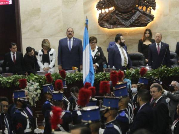 El discurso pregrabado de la presidenta Xiomara Castro, la salida de los diputados del Partido Nacional del hemiciclo y un ambiente tenso debido a los consensos inexistentes para elegir a los 15 magistrados de la CSJ, marcaron la instalación de la segunda legislatura. Estas son las imágenes captadas por el lente de El Heraldo.