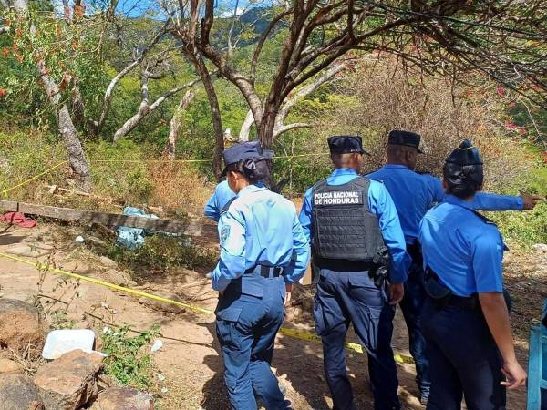 El cuerpo estaba oculto en medio de la zacatera en una zona de difícil acceso.