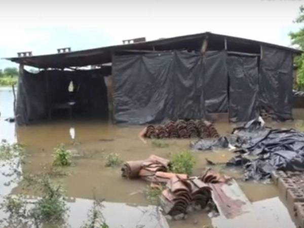 Muchos hondureños se muestran preocupados tras el ingreso de agua a sus viviendas, las cuales están ubicadas en zonas peligrosas y propensas a inundaciones.