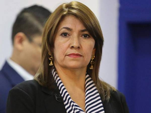 La ministra de Salud, Alba Consuelo Flores, aseguró que pagan un gran precio por una prueba PCR.