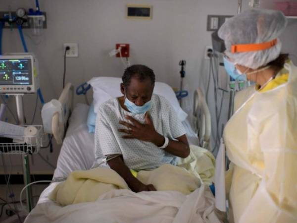 La Organización Mundial de la Salud (OMS) lanzó en abril una iniciativa para acelerar la investigación y la producción de test, vacunas y tratamientos contra la covid-19, y garantizar un acceso equitativo a ellos. Foto: AFP