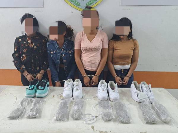 Las mujeres escondieron la droga en compartimientos falsos en el interior de sus tenis.