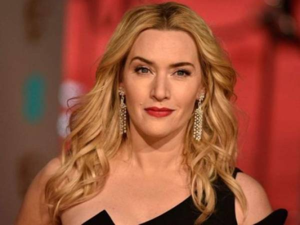 Kate Winslet no pudo evitar que se editara al menos una de las fotografías promocionales de la miniserie, al ser consciente de las arrugas evidentes en su rostro. FOTO: AFP