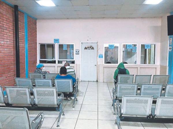 El personal administrativo del Hospital San Felipe que labora en el Inadi deja solo el área de farmacias por una hora por el almuerzo. Los pacientes deben de esperar ese tiempo para que se les atienda.