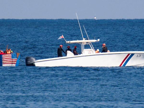 Las autoridades cubanas logran alcanzar un barco que transportaba migrantes cubanos hacia Estados Unidos.