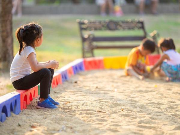 Ayudar a un niño tímido a desarrollar habilidades sociales sólidas requiere paciencia, comprensión y apoyo constante.