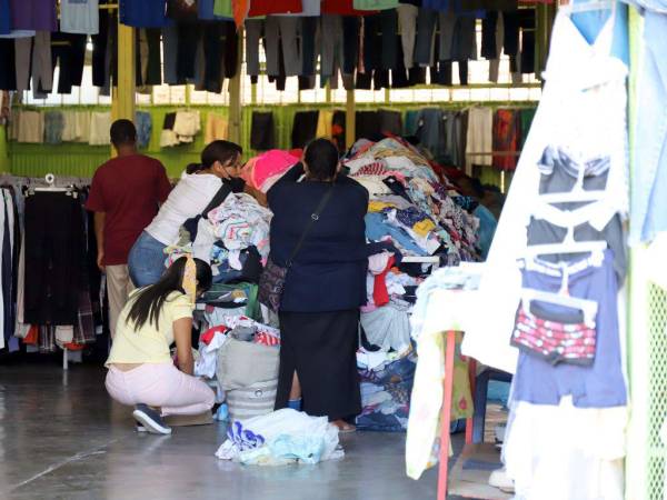 En las tiendas, los precios así como la calidad o estado de la prenda varían, si la persona no es exigente con menos de 100 lempiras se puede comprar una mudada para hombres, mujeres o niños.