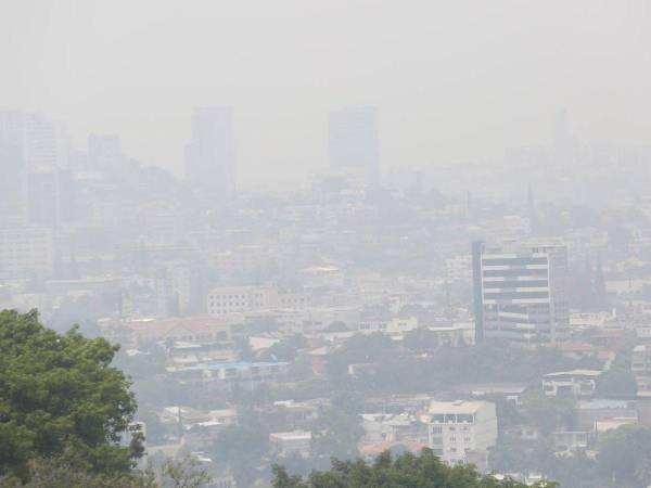 El triste paisaje por la contaminación se observa en el Distrito Central, expertos estiman que solo los vientos y lluvias pondrán fin al humo y bruma que posiciona la capital, por el momento, como las más contaminada de América.