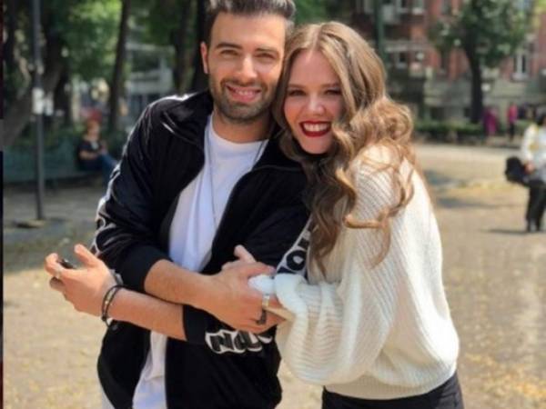 El actor cubano Jencarlos Canela y la cantante mexicana Joy Huerta se están disfrutando al máximo.