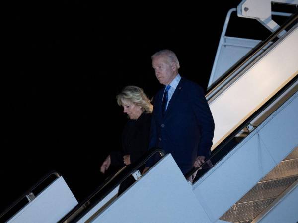 Joe Biden llegó a Londres en compañía de su esposa Jill.