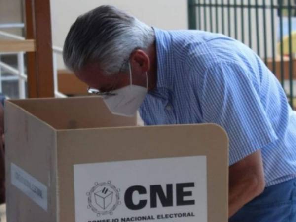 Momento en que el expresidente ejercía el sufragio en el Instituto San Miguel.