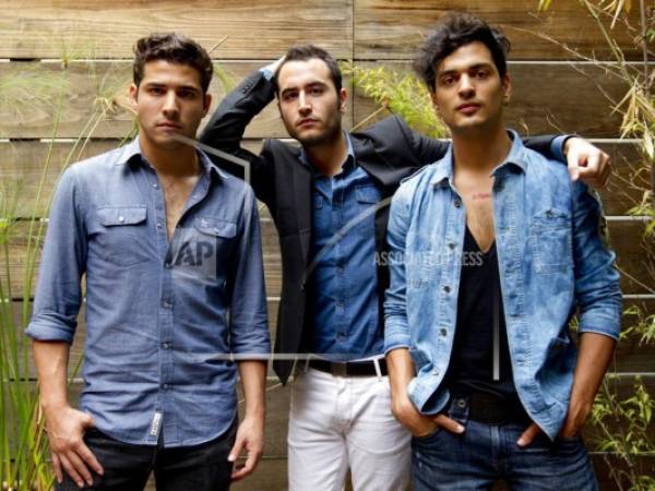 Los integrantes del trío pop mexicano Reik, Julio Ramírez, Jesús Navarro y Bibi Marín, de izquierda a derecha, posan en Santa Mónica, California.