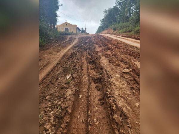 La lluvia mantiene en mal estado la carretera hacia el municipio.