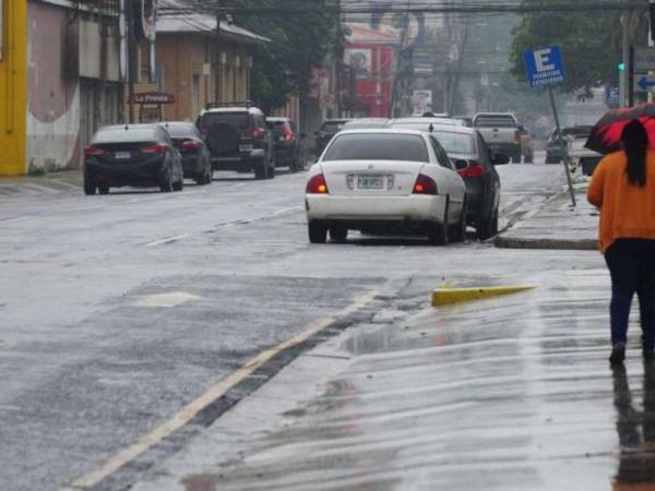 La institución tiene bajo vigilancia una <b>onda tropical</b> que se espera ingrese al país hoy por la noche o madrugada, alcanzando mayores <b>precipitaciones</b> a partir de las primeras horas del sábado.