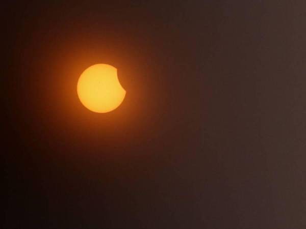 Este fenómeno es particularmente emocionante, ya que permite vislumbrar la corona solar, que normalmente está oscurecida por el resplandor del Sol.