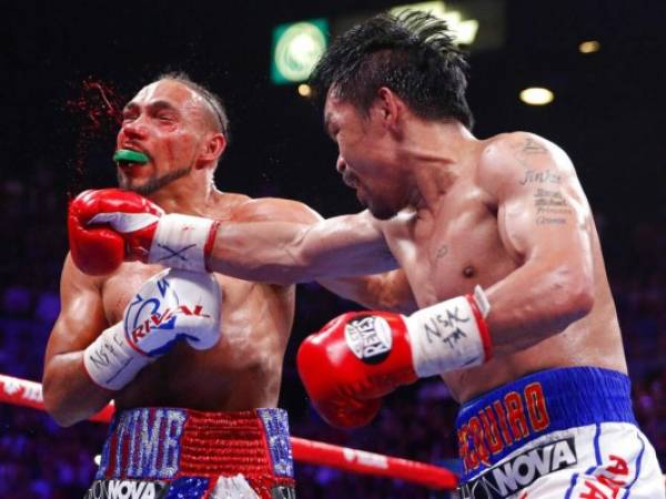 Manny Pacquiao, a la derecha, asesta un puÃ±etazo a Keith Thurman en el quinto asalto de su combate de boxeo el sÃ¡bado 20 de julio de 2019 en Las Vegas. (AP Foto/John Locher)