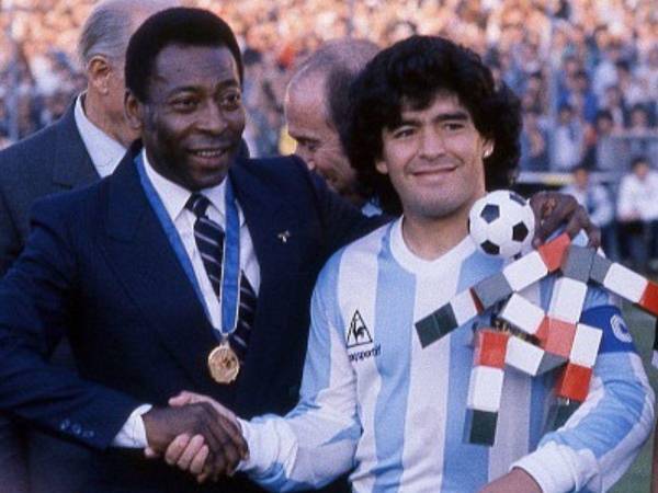 Diego Maradona y Pelé intercambian un apretón de manos en la previa de un partido de la selección argentina.