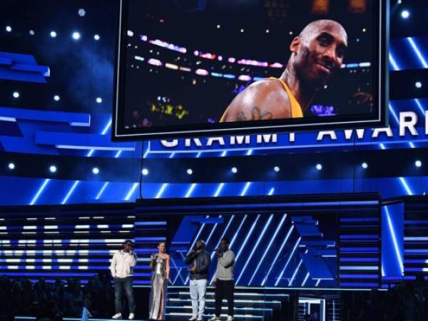 La cantautora estadounidense Alicia Keys y los Boyz II Men cantan en memoria de la difunta leyenda de la NBA Kobe Bryant. Foto AFP