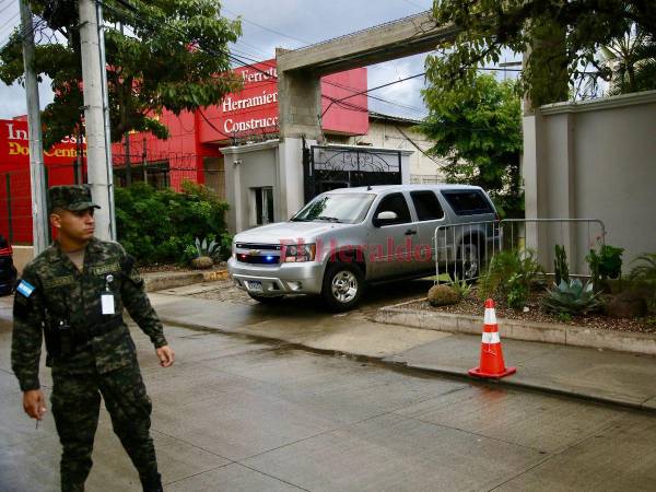 La cámara de EL HERALDO captó la salida de Laura Dogu de Casa Presidencial este jueves.