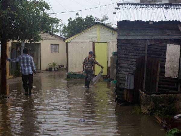 Habitantes de los barrios pobres de la región caminaban este lunes entre sus viviendas de madera con el agua hasta los tobillos.