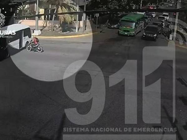 El accidente fue captado por cámaras de seguridad del Sistema de Emergencias 911, donde se observa al motociclista avanzar en línea recta antes de ser impactado por el bus.