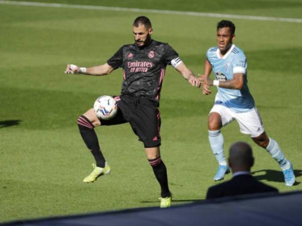 Karim Benzema del Real Madrid controla el balón frente a Renato Tapia del Celta de Vigo en el encuentro del sábado. Foto: AP.