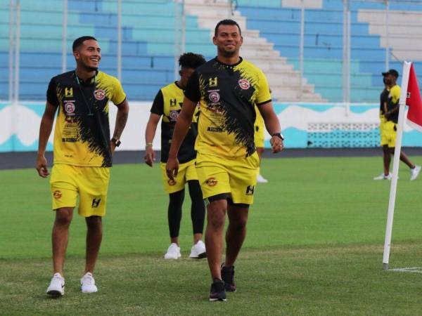 Así se preparan los jugadores antes de comenzar el encuentro.