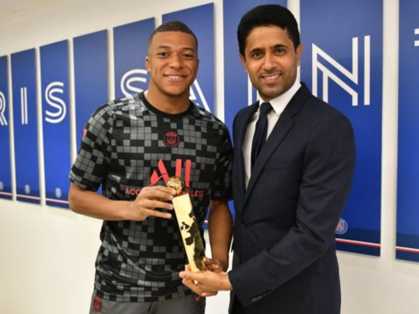 Kylian Mbappe y el presiden del Paris Saint-Germain, Nasser Al-Khelaifi.