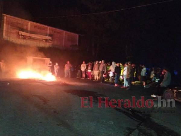 Hasta el sector llegaron elementos antimotines para dispersar a los manifestantes que exigen justicia para Félix Velásquez Artica.