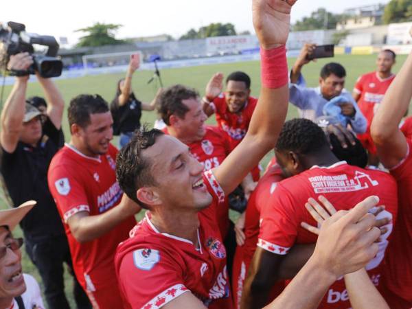 Diego Reyes durante el festejo con su club.