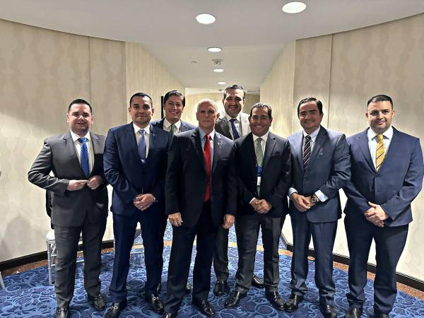 Los diputados nacionalistas junto al exvicepresidente de Estados Unidos, Mike Pence.