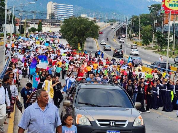 Así se vivió la numerosa marcha que partió desde la UNAH.