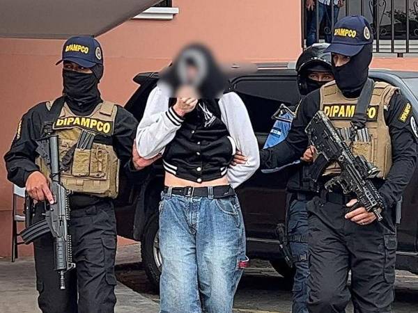 Alias “El diablito” se observa en las imágenes ingresando con arma en mano hasta la cuartería donde fueron asesinadas siete personas.