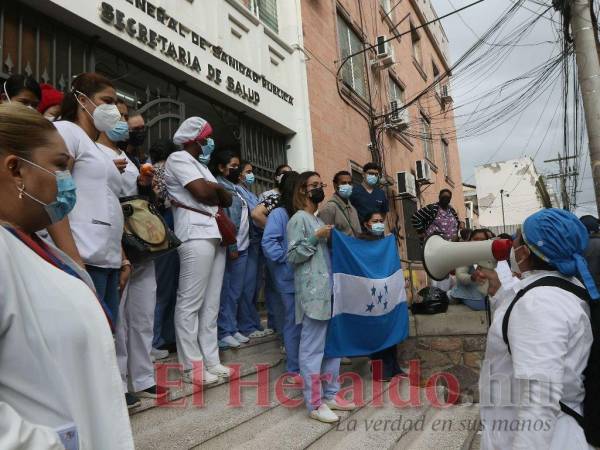 El personal sanitario de primera línea se ha mantenido desde hace meses luchando para que les otorguen sus nombramientos.