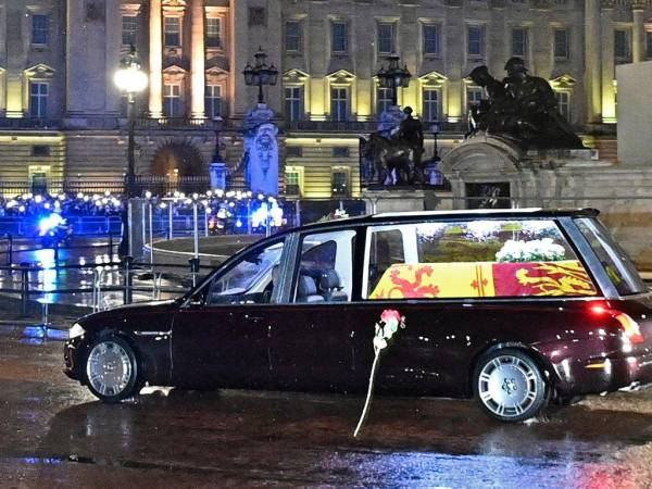 Miles de personas desafiaron la lluviosa jornada para acoger entre aplausos y con las linternas de sus celulares encendidas la llegada del féretro al Palacio de Buckingham.