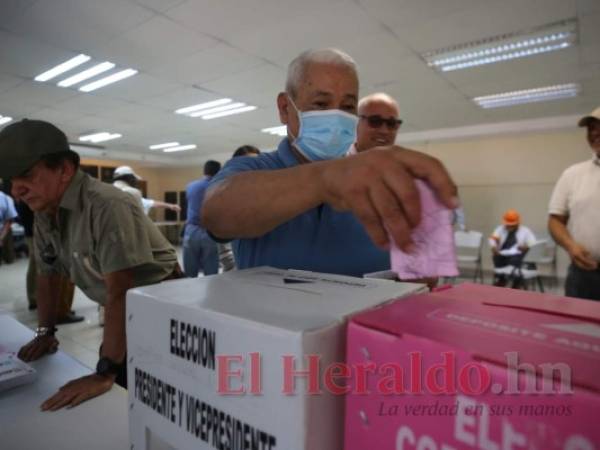 Algunos abogados acudieron a las urnas protegiéndose del Covid-19. Foto: Johny Magallanes / EL HERALDO.