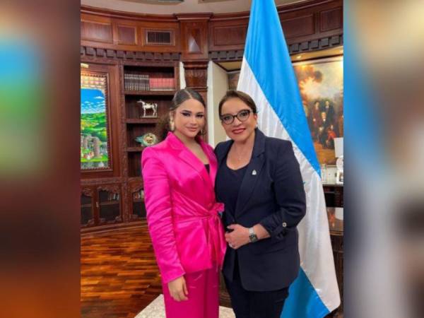 Cesia Sáenz durante su primera reunión con la presidenta Xiomara Castro.