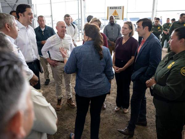 La mandataria hondureña, Xiomara Castro, ha realizado una visita a la ciudad de McAllen, Texas, con el objetivo de constatar la situación de los migrantes menores no acompañados en la frontera de Estados Unidos. La visita a los centros de detención significará su último punto en agenda en su estadía de seis días en el país norteamericano.