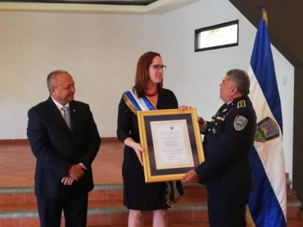 Los reconocimientos entregados a Heide Fulton, encargada de negocios de Estados Unidos en Honduras. Foto: EL HERALDO