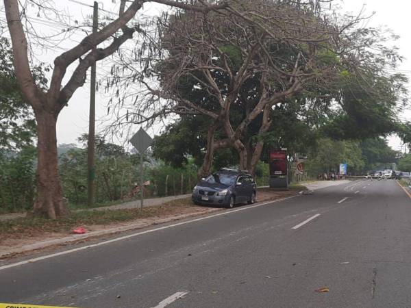 El cadáver del conductor quedó a unos metros de su vehículo.