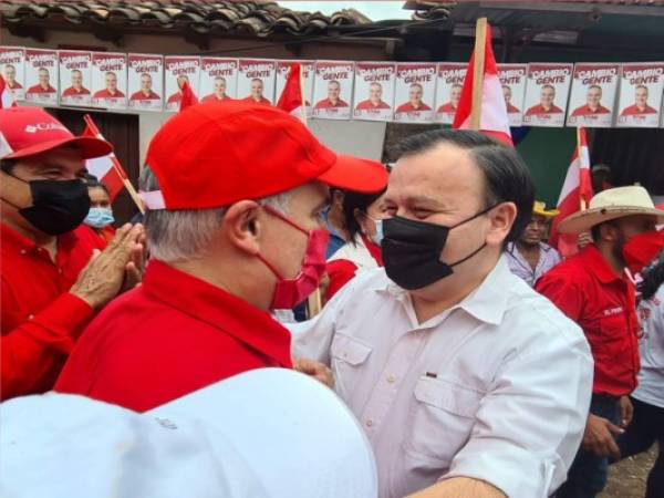 Dario Banegas abrazó a Yani Rosenthal tras anunciar que lo apoyaría en su búsqueda a la presidencia.