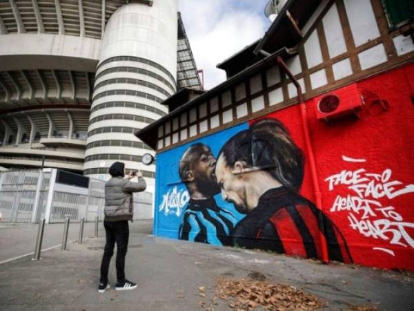 Un espectacular mural con la imagen de la pelea fue pintado en las afueras del estadio San Siro. Apareció en el Día de San Valentín, estampado con el mensaje: ‘Cara a Cara, Corazón a Corazón’. Foto: AP