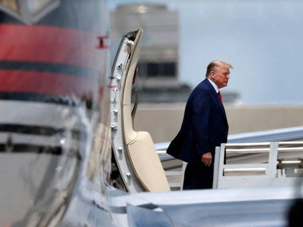 El candidato presidencial republicano, el expresidente estadounidense Donald Trump, llega al Aeropuerto Internacional de Miami el 12 de junio de 2023 en Miami, Florida.