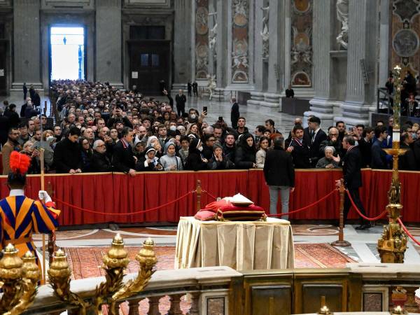 Con la apertura este lunes de la capilla ardiente de <b>Benedicto</b> XVI, fallecido el sábado 31 de diciembre de 2022 a los 95 años, cientos de fieles podrán velar por tres días el cuerpo del papa emérito en la basílica de San Pedro, cuyas vestiduras indican que no reinaba, de esta forma la iglesia Católica anunció así que el pontífice reinante no ha muerto.