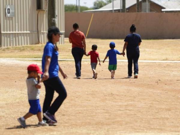 Inmigrantes que tratan de conseguir asilo en EEUU caminan en el centro de detención Centro Residencial para Familias South Texas. Foto: AP.