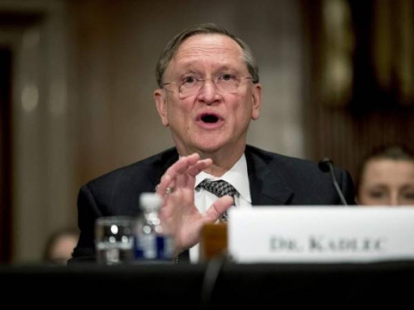 El doctor Robert Kadlec, subsecretario de preparación y respuesta en el Departamento de Salud y Servicios Humanos, testifica durante una audiencia sobre el coronavirus ante una Comisión de Educación, Trabajo y Pensiones del Senado en el Capitolio, en Washington. (AP Foto/Andrew Harnik).